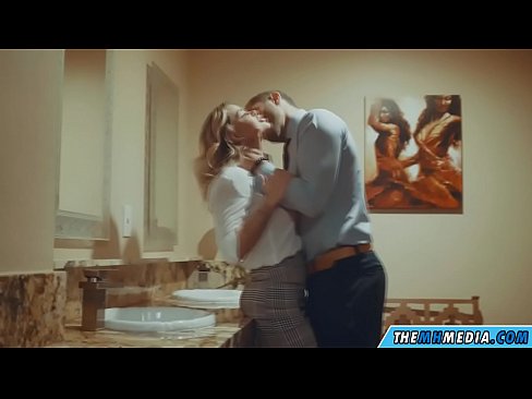 ❤️ Pe a faaosoosoina oe e se blonde busty i totonu o se faletaele lautele Fucking